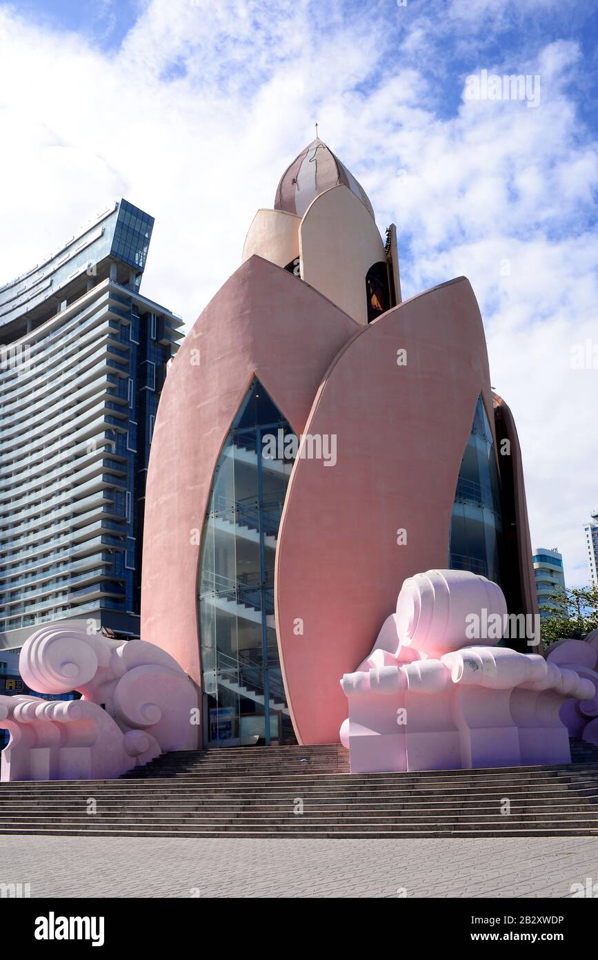 Nha TRANG, VIETNAM - 29. FEBRUAR 2020: Tram-Huong-Turm, der sich im Zentrum der Stadt befindet, gilt als Symbol der Stadt Nha Trang Stockfoto
