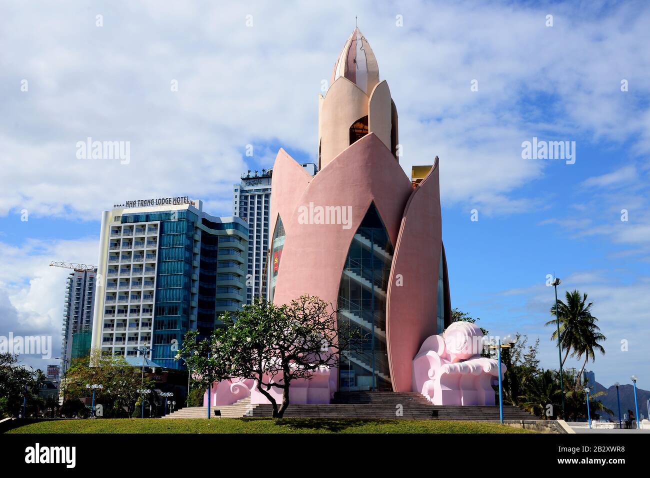 Nha TRANG, VIETNAM - 29. FEBRUAR 2020: Tram-Huong-Turm, der sich im Zentrum der Stadt befindet, gilt als Symbol der Stadt Nha Trang Stockfoto