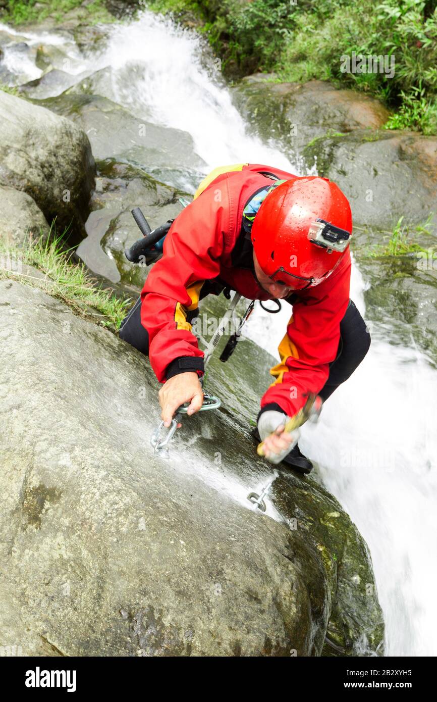 Bohrkluft für EINEN neuen Canyoning-Pfad Im Chama-Wasserfall Ecuadors Stockfoto