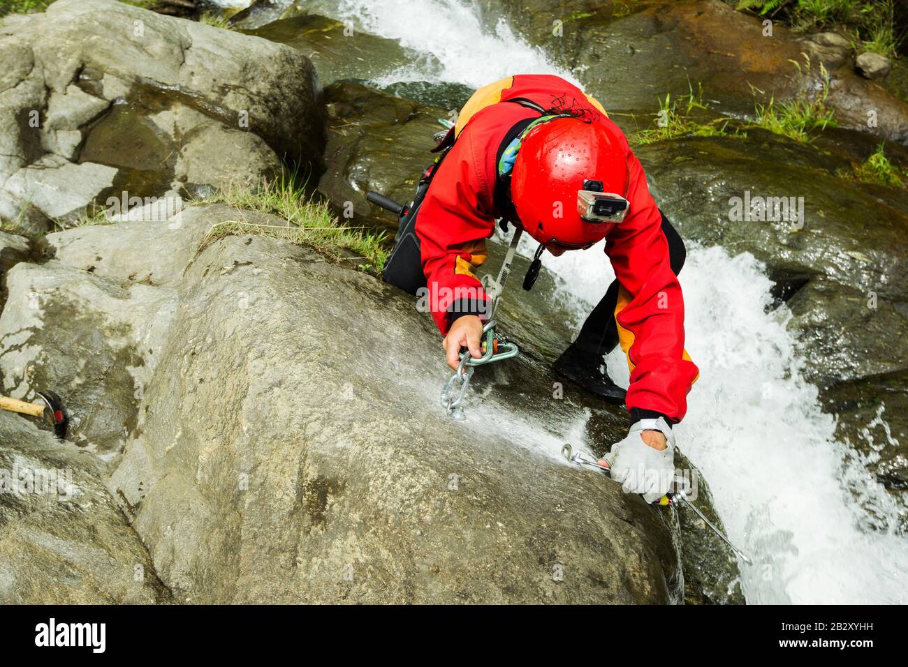 Bohrlöcher für EINE neue Canyoning-Route Im Chama-Wasserfall Ecuador Stockfoto