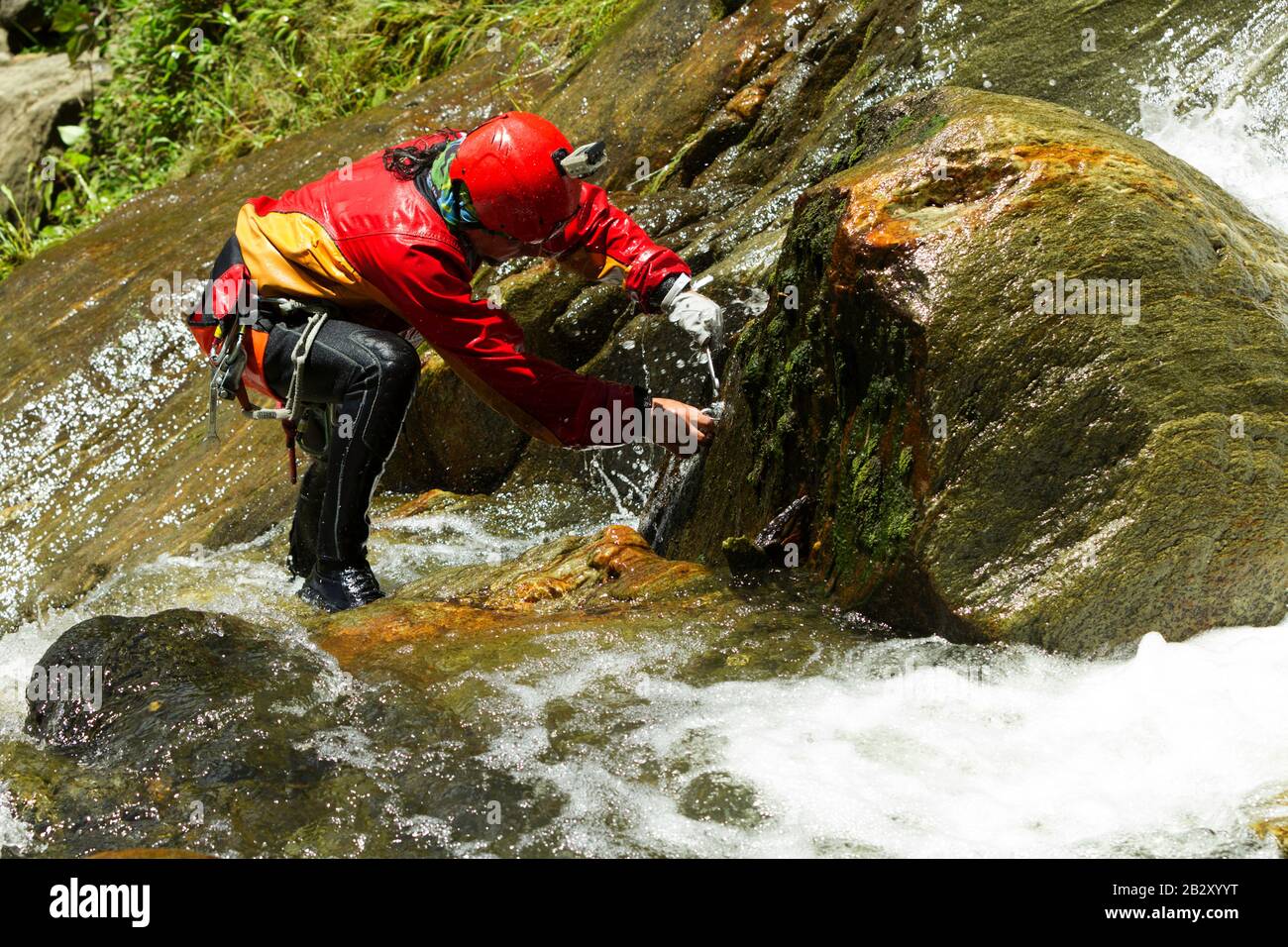 Löcher für Ausbilder Für EINEN neuen Canyoning-Kurs Im Chama-Wasserfall Ecuador Stockfoto