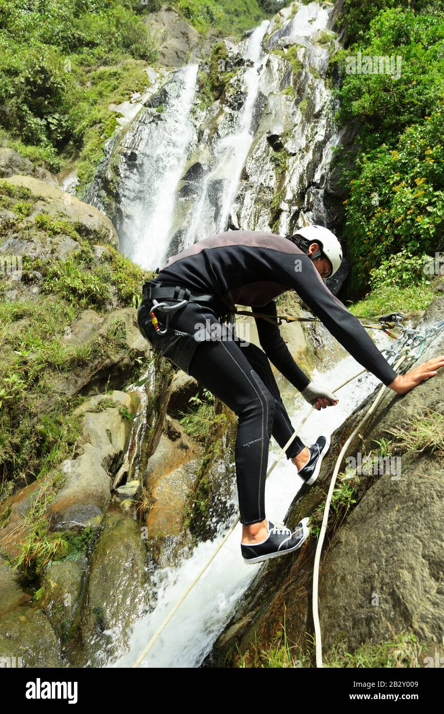 Canyoning Guide Ausprobieren EINER neuen Route In Chama Waterfall Banos De Agua Santa Ecuador Stockfoto