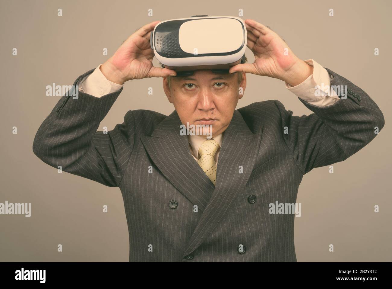 Portrait reifer asiatischer Geschäftsleute mit Virtual Reality Headset Stockfoto