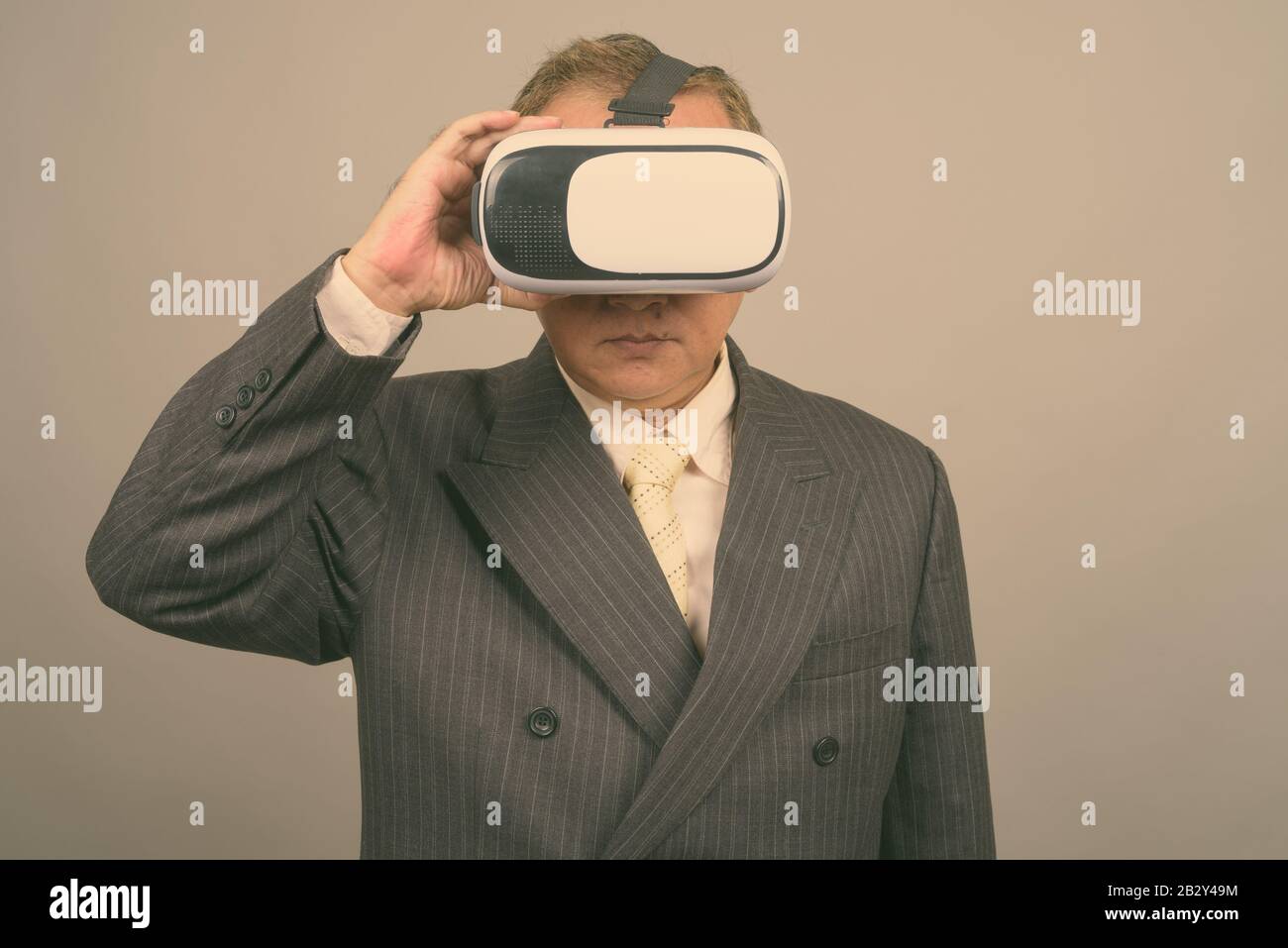 Portrait reifer asiatischer Geschäftsleute mit Virtual Reality Headset Stockfoto