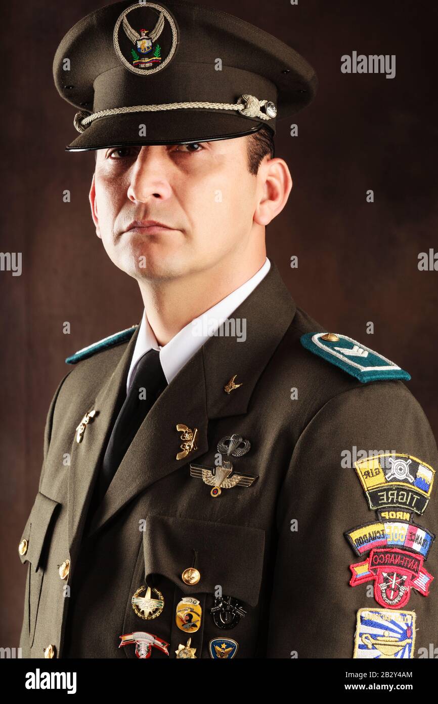 Hochdekorierter Ecuadorianischer Polizeichef, Der Im Offiziellen Stabsstudio Gekleidet Wurde Stockfoto