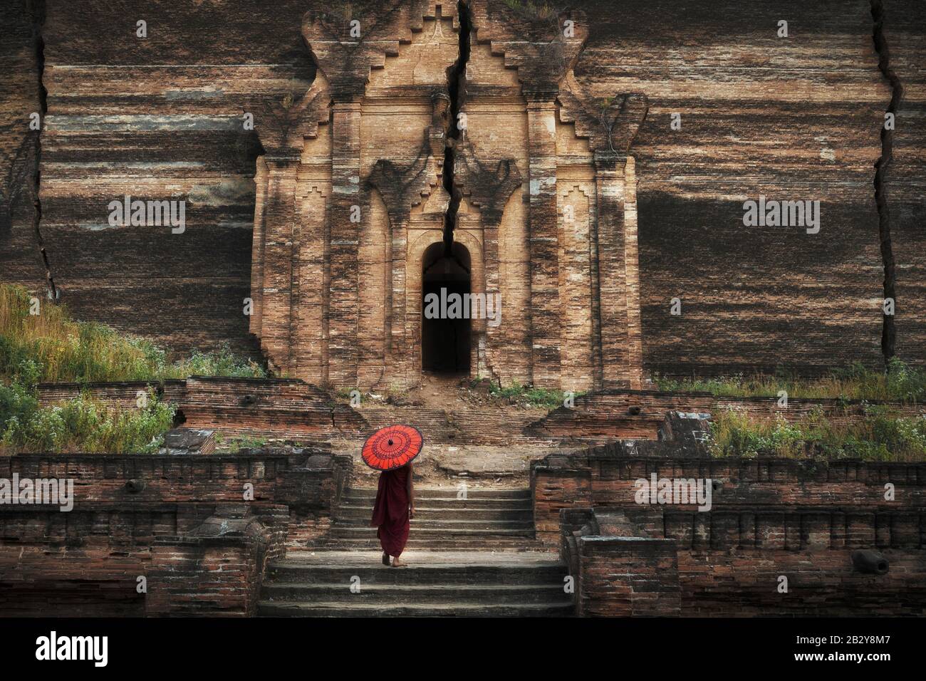 Mandalay, Myanmar (Birma), buddhistischer Mönch auf den Ruinen der Mingun Pahtodawgyi Pagode in Sagaing. Stockfoto