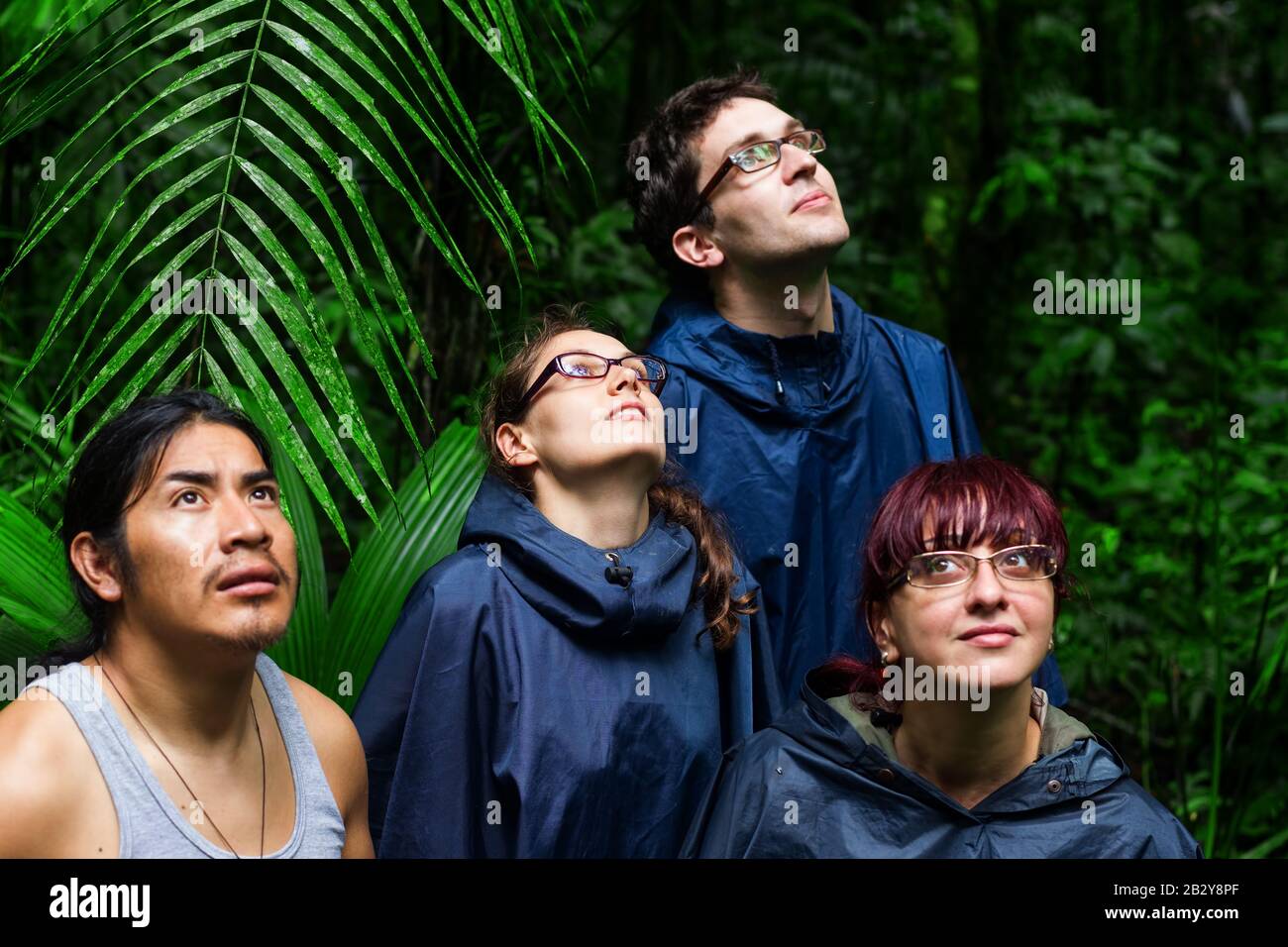 Gruppe Von Touristen Im Ecuadorianischen Dschungel, Die Tiere Im Cuyabeno Wildlife Reserve Sucumbios Ecuador Suchen Stockfoto