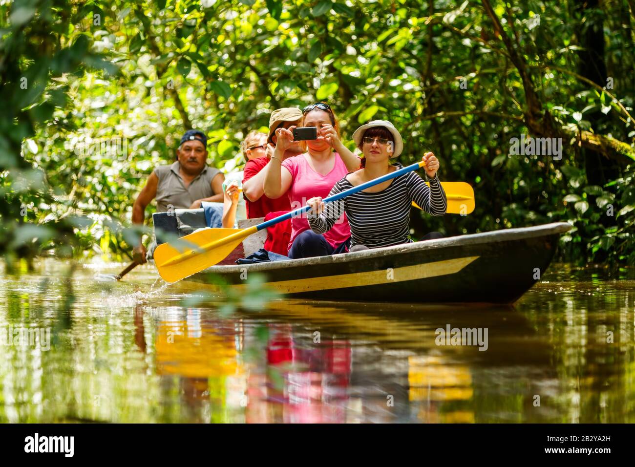 Touristenbootnavigation Auf Der Düsteren Amazonenflüssigkeit Im Cuyabeno Wild Animal Reserve Stockfoto