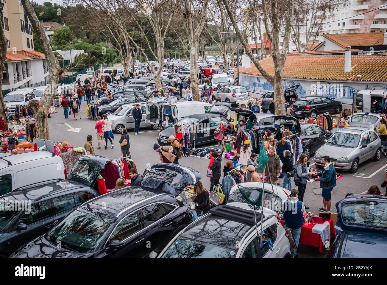 Ein lokaler Flohmarkt, auf dem die Menschen zufällige Gegenstände aus dem hinteren Teil ihrer Autos auf einem Parkplatz in der Nähe von Mercado da Vila in der Stadt Cascais, Portuga, verkaufen Stockfoto