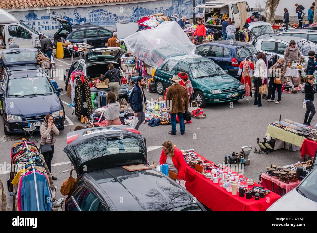 Ein lokaler Flohmarkt, auf dem die Menschen zufällige Gegenstände aus dem hinteren Teil ihrer Autos auf einem Parkplatz in der Nähe von Mercado da Vila in der Stadt Cascais, Portuga, verkaufen Stockfoto