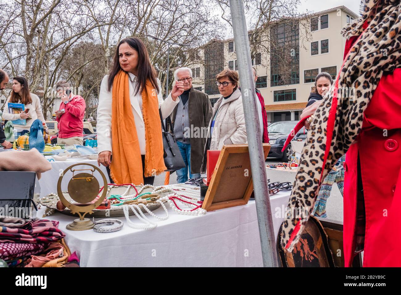 Ein lokaler Flohmarkt, auf dem die Menschen zufällige Gegenstände aus dem hinteren Teil ihrer Autos auf einem Parkplatz in der Nähe von Mercado da Vila in der Stadt Cascais, Portuga, verkaufen Stockfoto