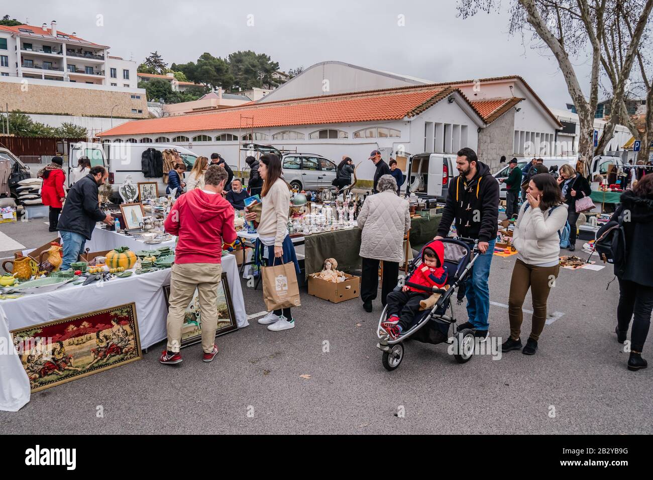 Ein lokaler Flohmarkt, auf dem die Menschen zufällige Gegenstände aus dem hinteren Teil ihrer Autos auf einem Parkplatz in der Nähe von Mercado da Vila in der Stadt Cascais, Portuga, verkaufen Stockfoto