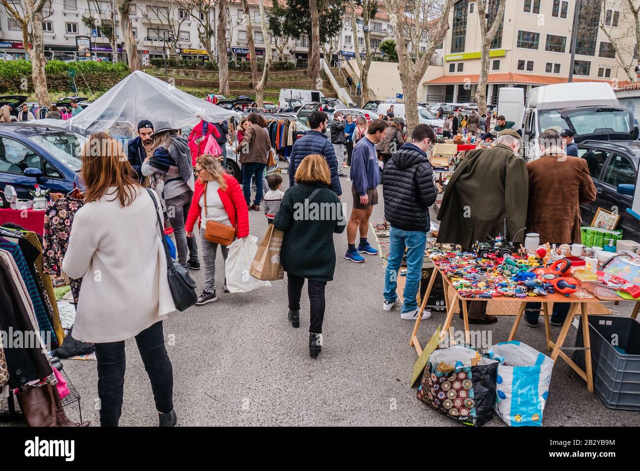 Ein lokaler Flohmarkt, auf dem die Menschen zufällige Gegenstände aus dem hinteren Teil ihrer Autos auf einem Parkplatz in der Nähe von Mercado da Vila in der Stadt Cascais, Portuga, verkaufen Stockfoto
