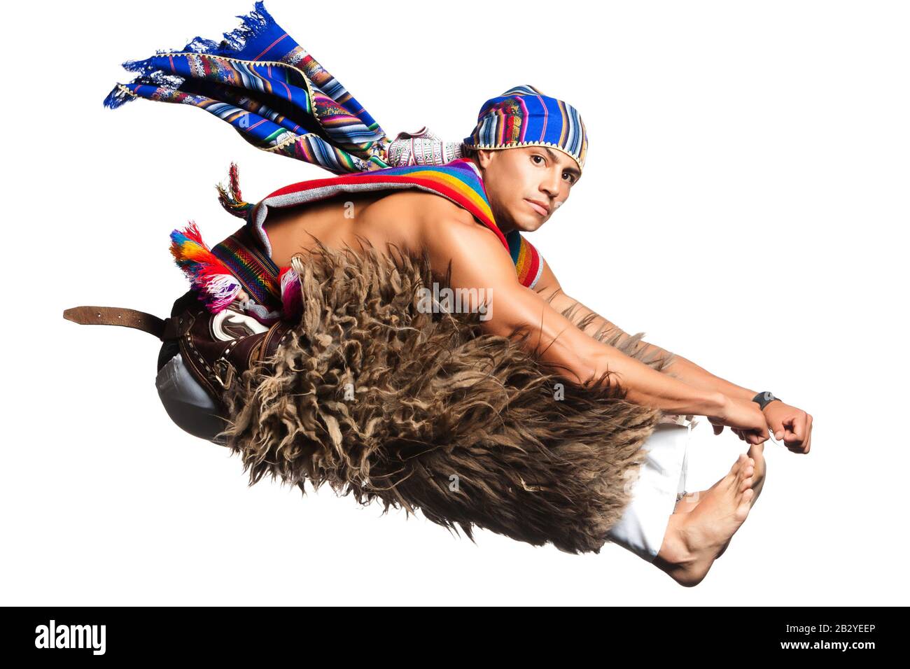 Ecuadorian Dancer In Formeller Kleidung Aus Der Andenregion, Die EIN Jump Llama Oder Antelope Pants Studio Ausführt, Schoss Isoliert Auf White Stockfoto