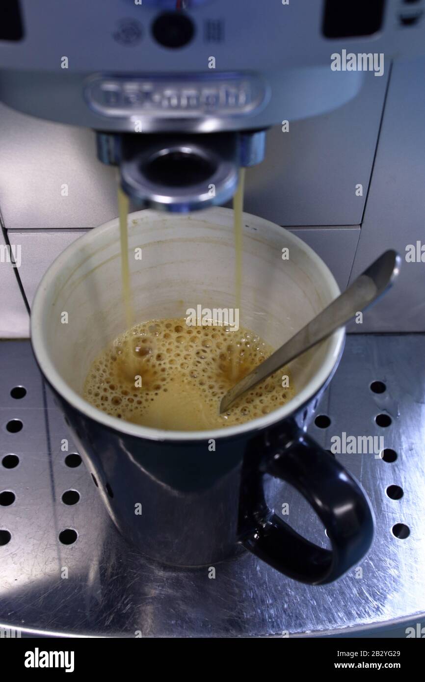 DeLonghi Magnifica S Kaffeemaschine zum Kaffeezubereiten. Stockfoto