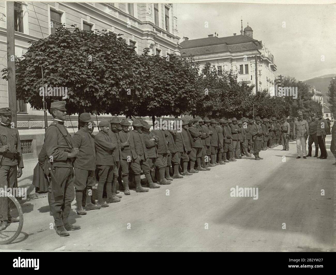 Gefangene Italiener vor der Armee Gruppenkommando. Aufgenommen, am 16. September 1915. Stockfoto