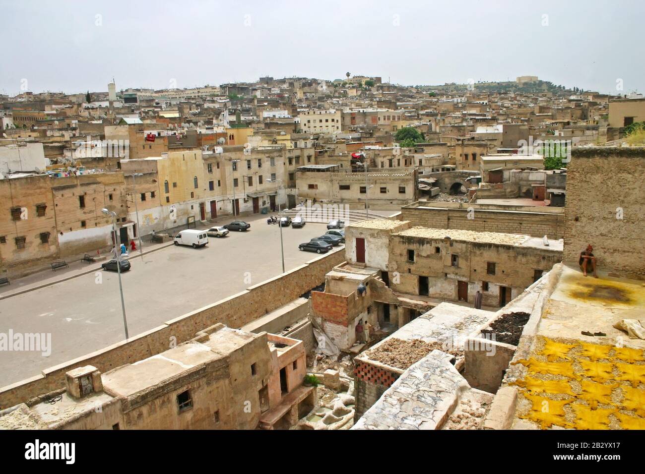 Skyline der Stadt und Blick auf Dächer, trocknende Häute und Farbtöpfe in Ledertannerien auf der Terrasse de Tanneurs in der alten Medina Stockfoto