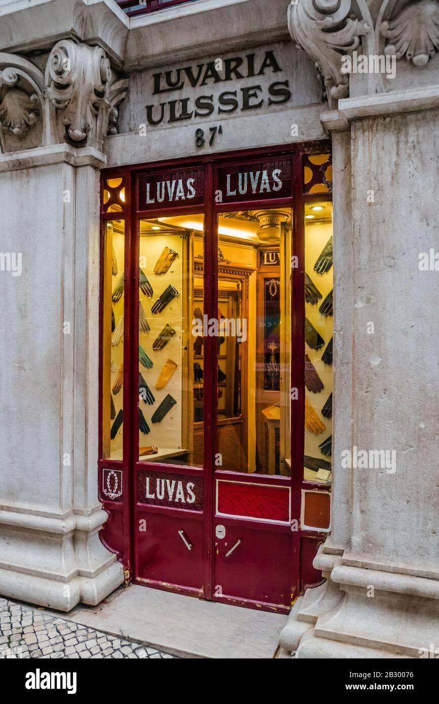 Luvaria Ulisses ist ein altes und traditionelles Handschuhgeschäft in Lissabon Portugal und berühmt für den traditionellen Herstellungsprozess und persönlichen Service Stockfoto