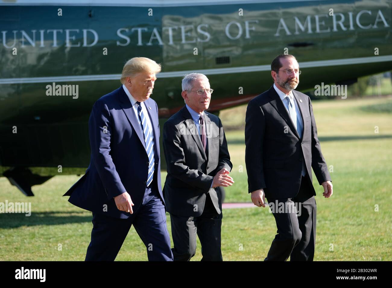 Präsident der Vereinigten Staaten Donald J. Trump kehrt zurück, um mit Mitgliedern der Medien im Weißen Haus zusammen mit Alex Azar, dem United States Secretary of Health and Human Services, und Anthony S. Fauci, Immunologe, zu sprechen, nachdem er am 3. März 2020 das National Institute of Health besucht hatte. Kredit: Alex Wroblewski/CNP /MediaPunch Stockfoto