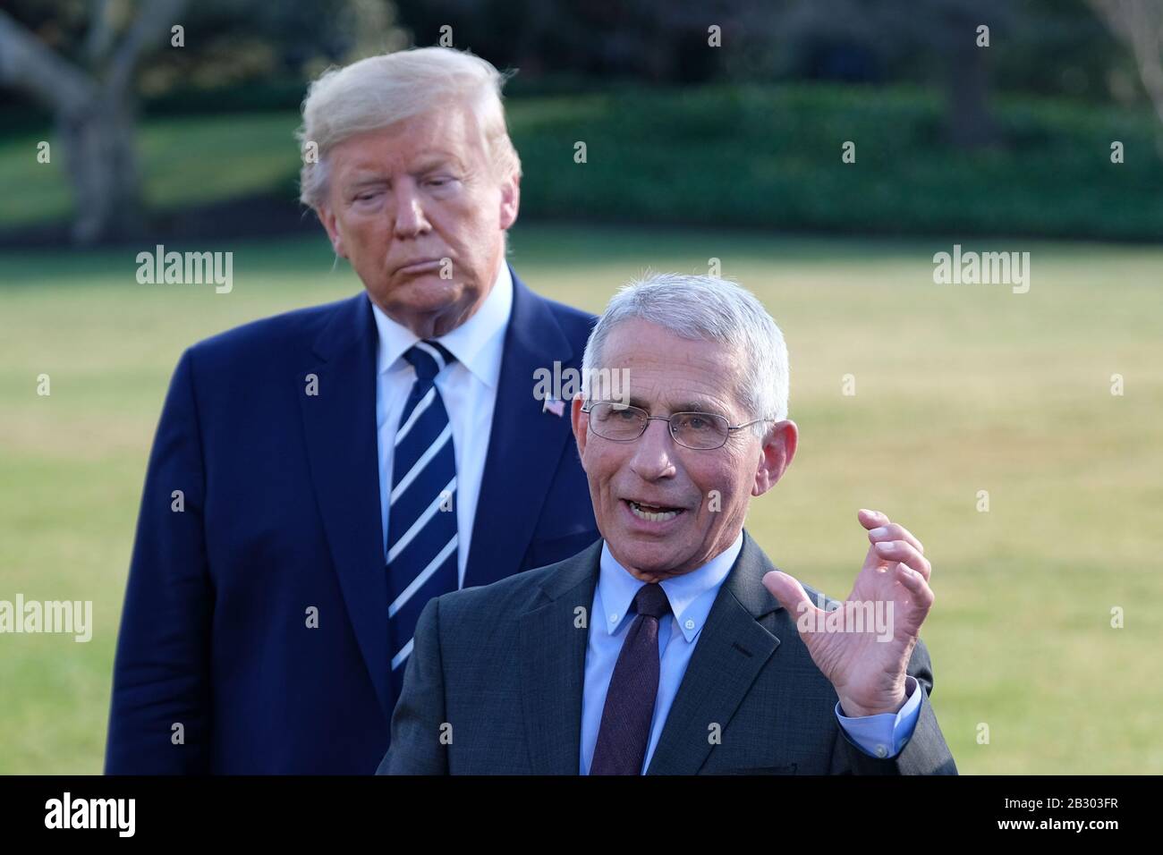 Anthony S. Fauci, Immunologe, spricht mit Mitgliedern der Medien im Weißen Haus zusammen mit Präsident Donald J. Trump der Vereinigten Staaten und Alex Azar, United States Secretary of Health and Human Services, nachdem er am 3. März 2020 das National Institute of Health besucht hatte. Kredit: Alex Wroblewski/CNP /MediaPunch Stockfoto