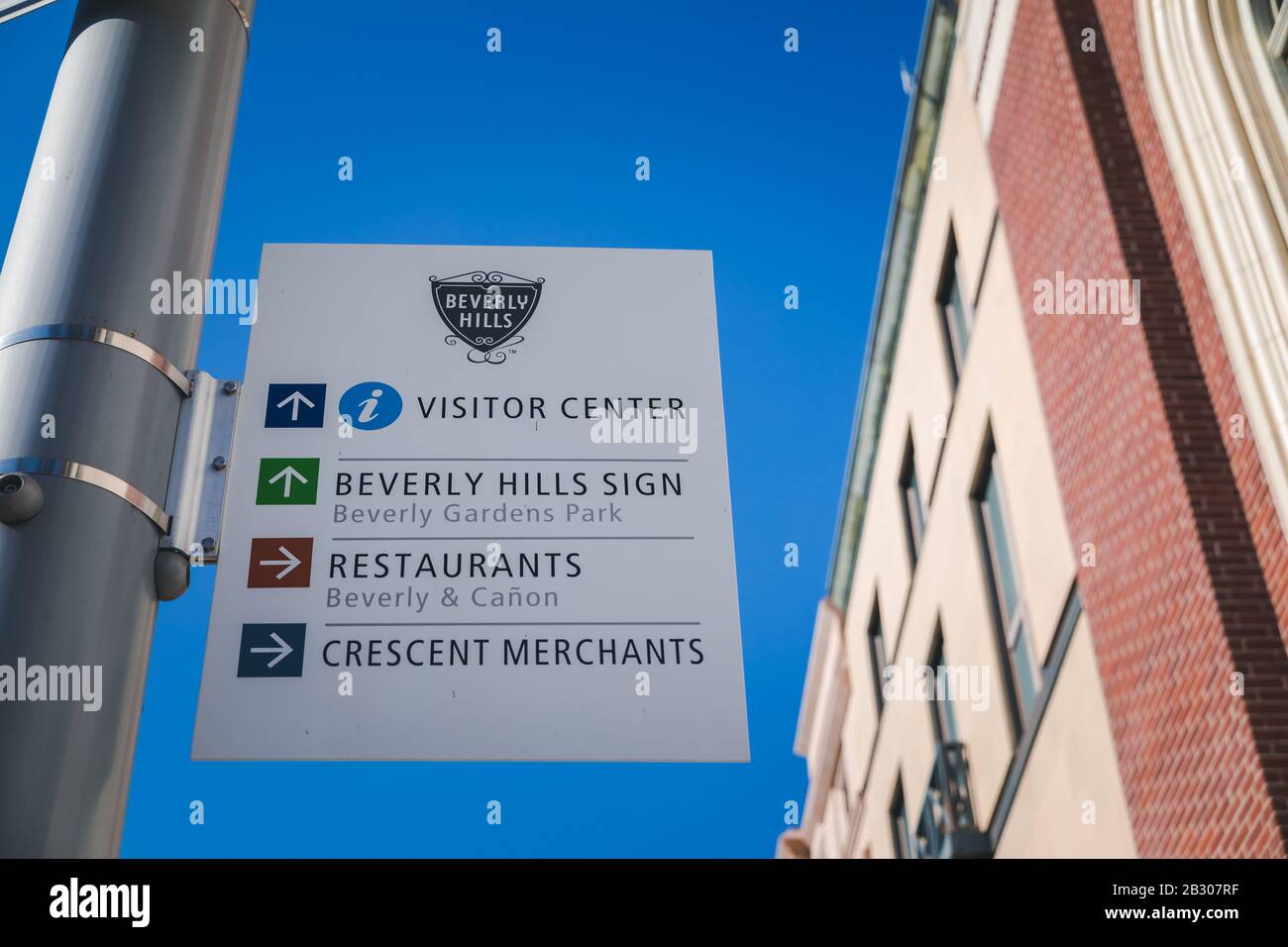Los Angeles, Kalifornien - 15. Februar 2020: Blick auf die modische Straße Rodeo Drive in Beverly Hills. Hier ist eine berühmte Touristenattraktion. Stockfoto
