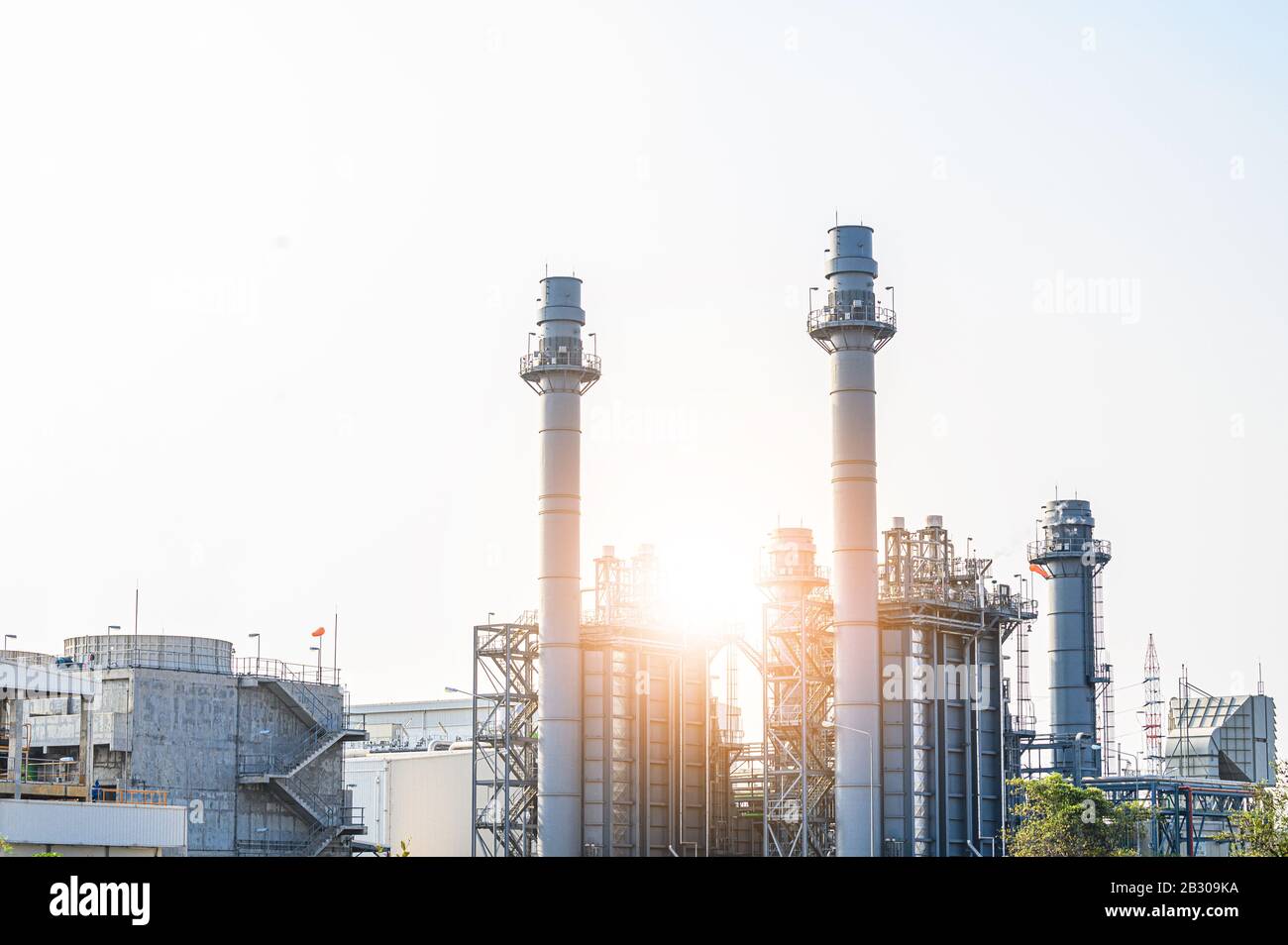 Industrial Zone, die Ausrüstung der Erdölraffination, in der Nähe von industriellen Rohrleitungen für eine Öl-Raffinerieanlage, Detail der Ölpipeline mit Ventilen in großen Oi Stockfoto