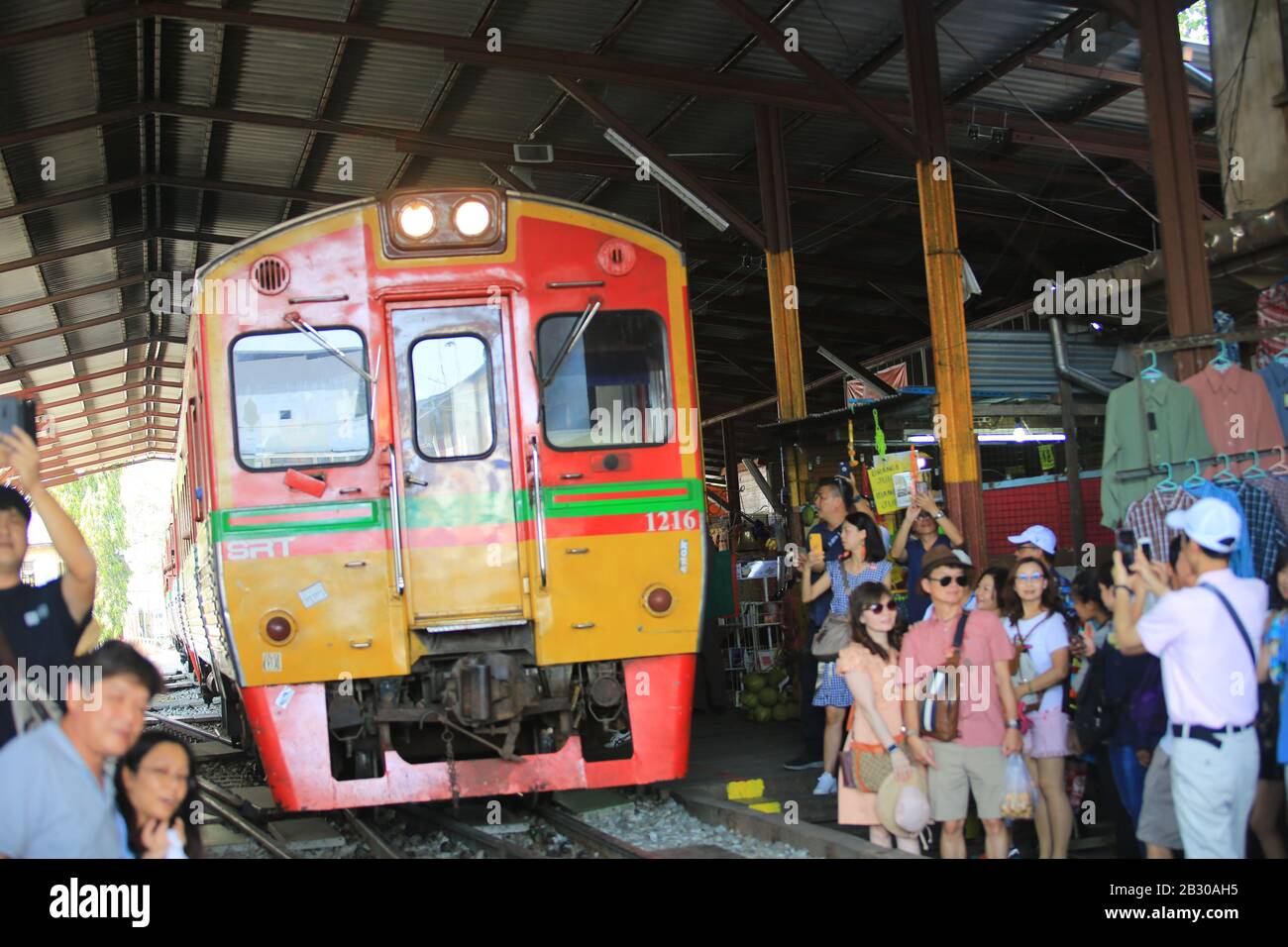 Bangkok/Thailand -29. Dezember 2019: Mae Klong Eisenbahnmarkt. Einer der berühmtesten Sehenswürdigkeiten in bangkok. Es baut auf der Eisenbahn auf und der Zug kommt Stockfoto