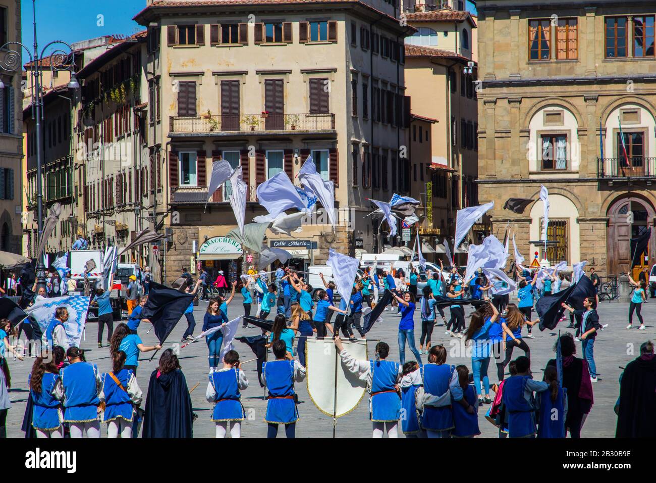 Junge Leute, die Flaggen werfen, werden auch als "SBandieratori" auf der Piazza di Santa Croce in Florenz Italien bezeichnet Stockfoto