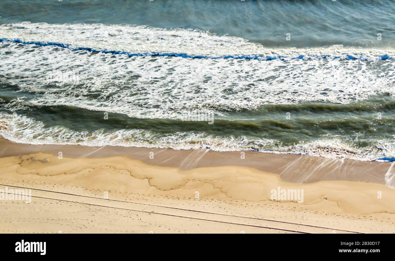 Drohnenbild der Brandung am Indian Wells Beach, Amagansett, NY Stockfoto