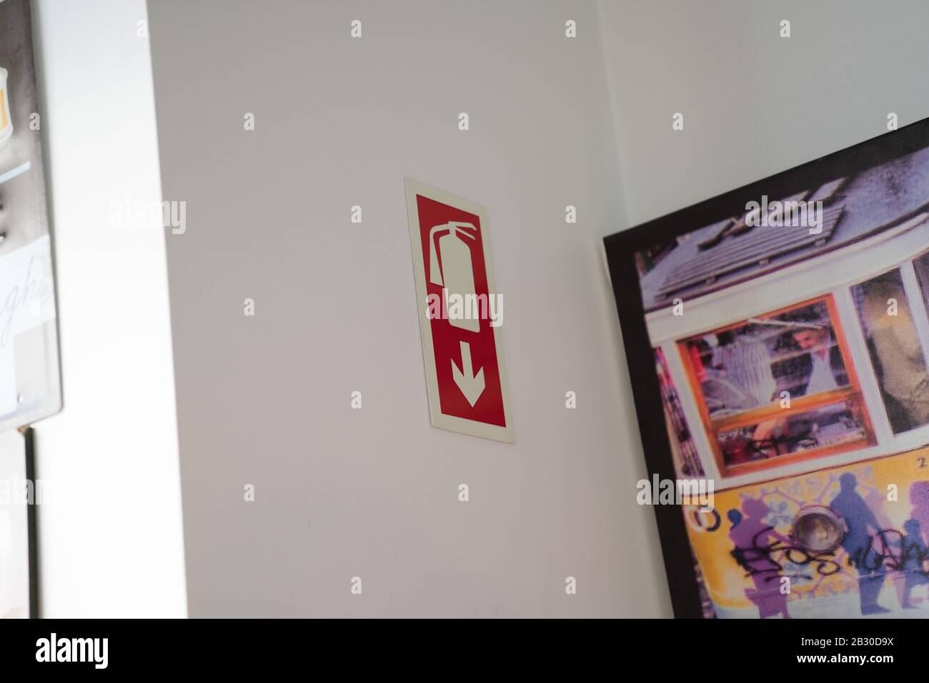 Feuerlöschermarkierung an weißer Wand im Restaurantbereich Stockfoto