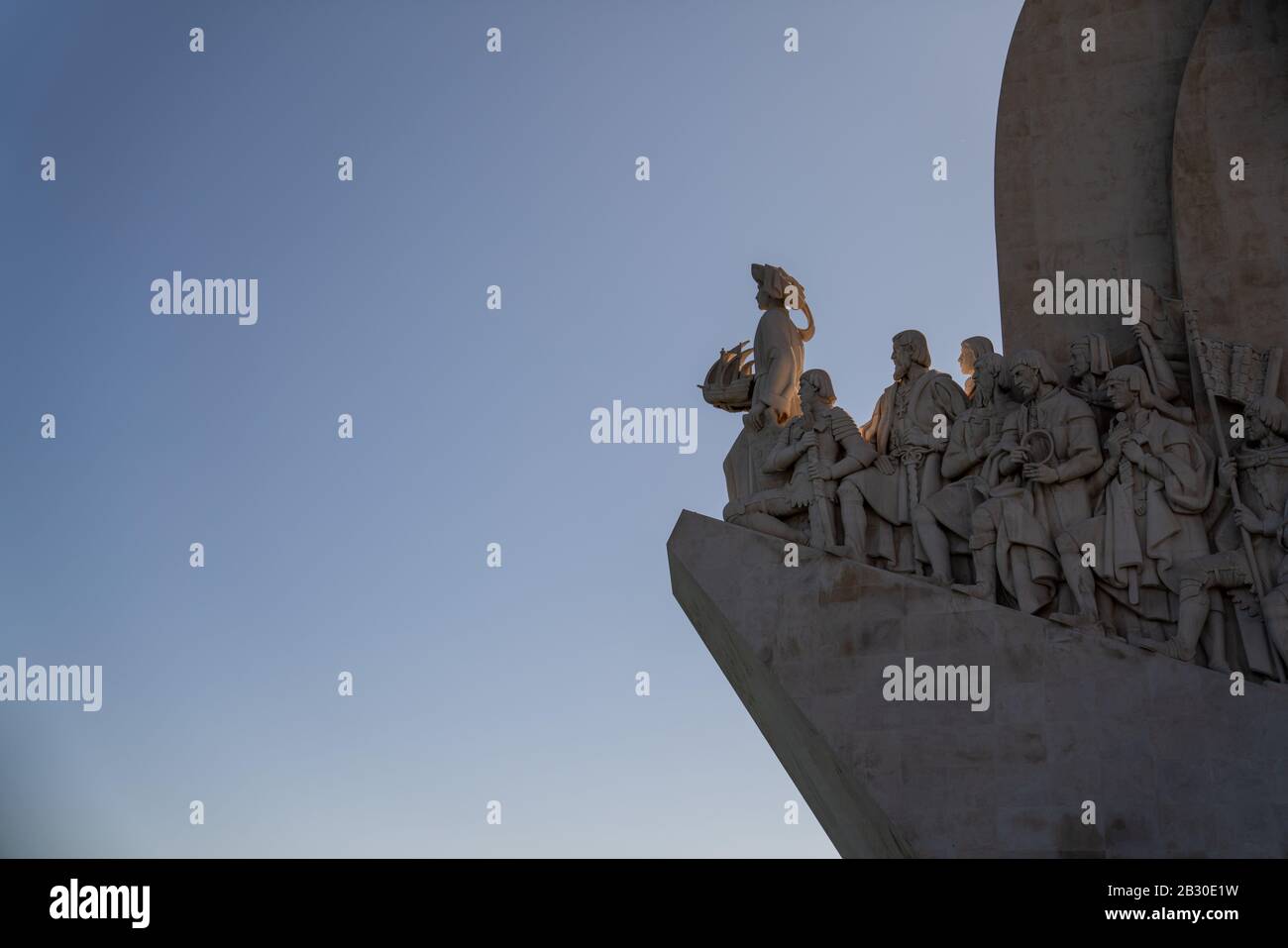 Padrao dos Descobrimentos Entdeckungsdenkmal bei Sonnenuntergang bei nachlassenden Sommersonnen Stockfoto