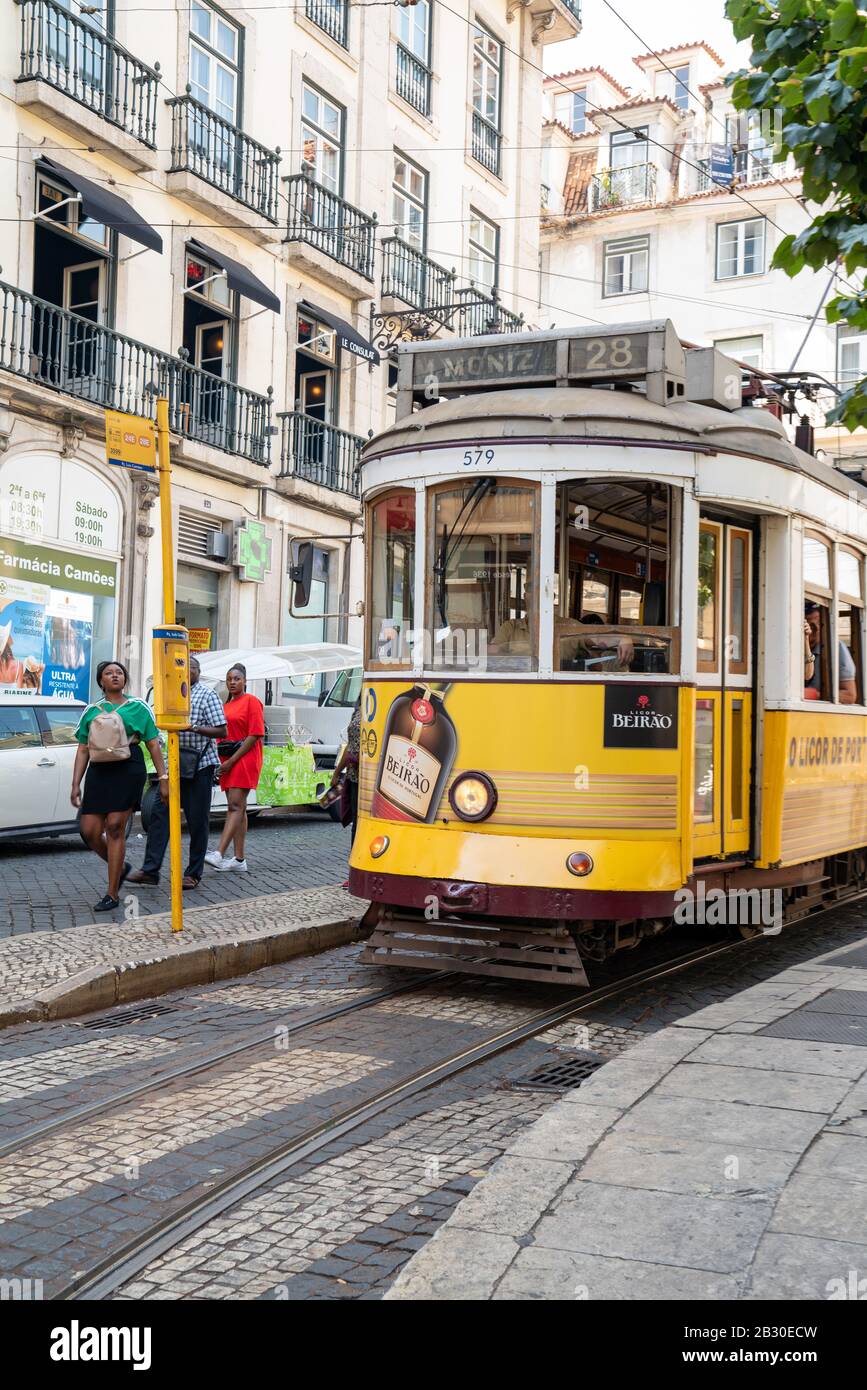 Passagiere, die den berühmten gelben Bus von Lissabon aussteigen Stockfoto