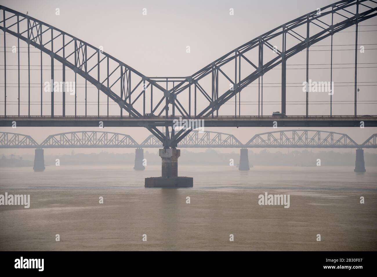 Sagaing, Myanmar - Szene Am Frühen Morgen am Fluss Irrawaddy. Niedriger Winkel für die neue und die alte Ava-Brücke. Stockfoto