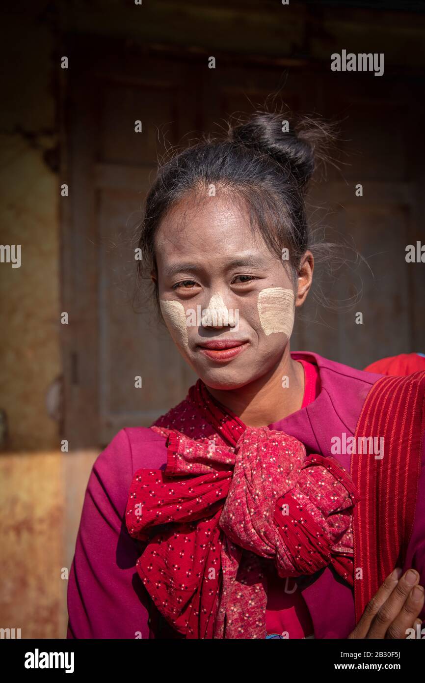 Heho, Myanmar - 31. Januar 2020: Porträt einer birmanischen Frau, die Thanaka trägt, eine gelbe Kosmetikpaste auf ihren Wangen. Wird als Schönheitshilfe verwendet und auch ac Stockfoto