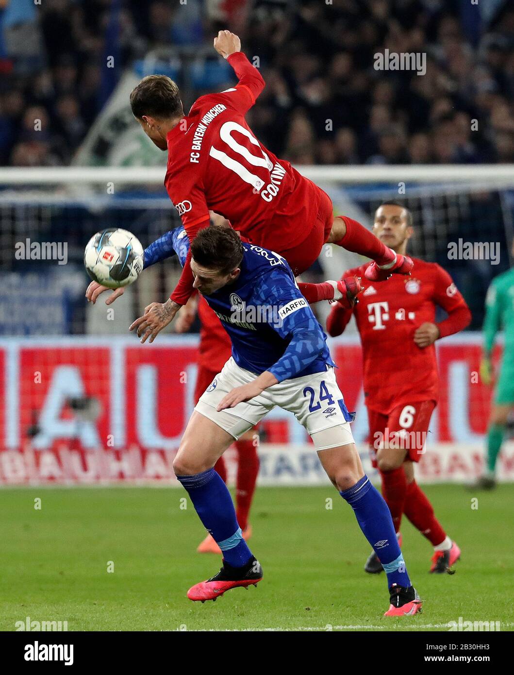 Gelsenkirchen, Deutschland. März 2020. Philippe Coutinho (oben) von Bayern München viert mit Bastian Oczipka von Schalke 04 während eines Viertelfinalspiels im deutschen Pokal 2019-2020 zwischen dem FC Schalke 04 und dem FC Bayern München in Gelsenkirchen am 3. März 2020. Credit: Joachim Bywaletz/Xinhua/Alamy Live News Stockfoto