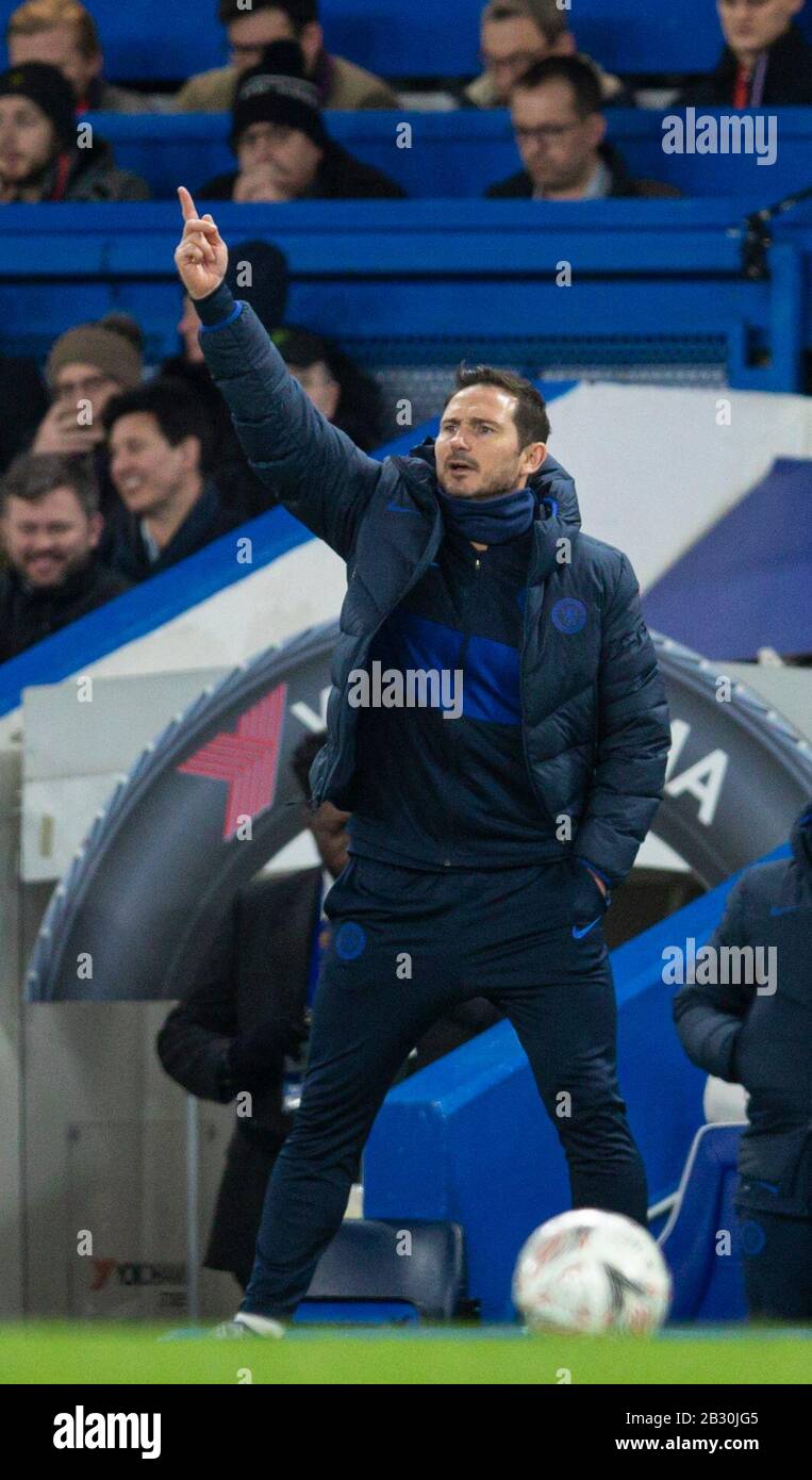 London, Großbritannien. März 2020. Chelseas Manager Frank Lampard gesteht während des 5. Runden Matches des englischen FA Cup zwischen Chelsea und Liverpool im Stamford Bridge Stadium in London, Großbritannien am 3. März 2020. Chelsea gewann 2:0. Kredit: Xinhua/Alamy Live News Stockfoto