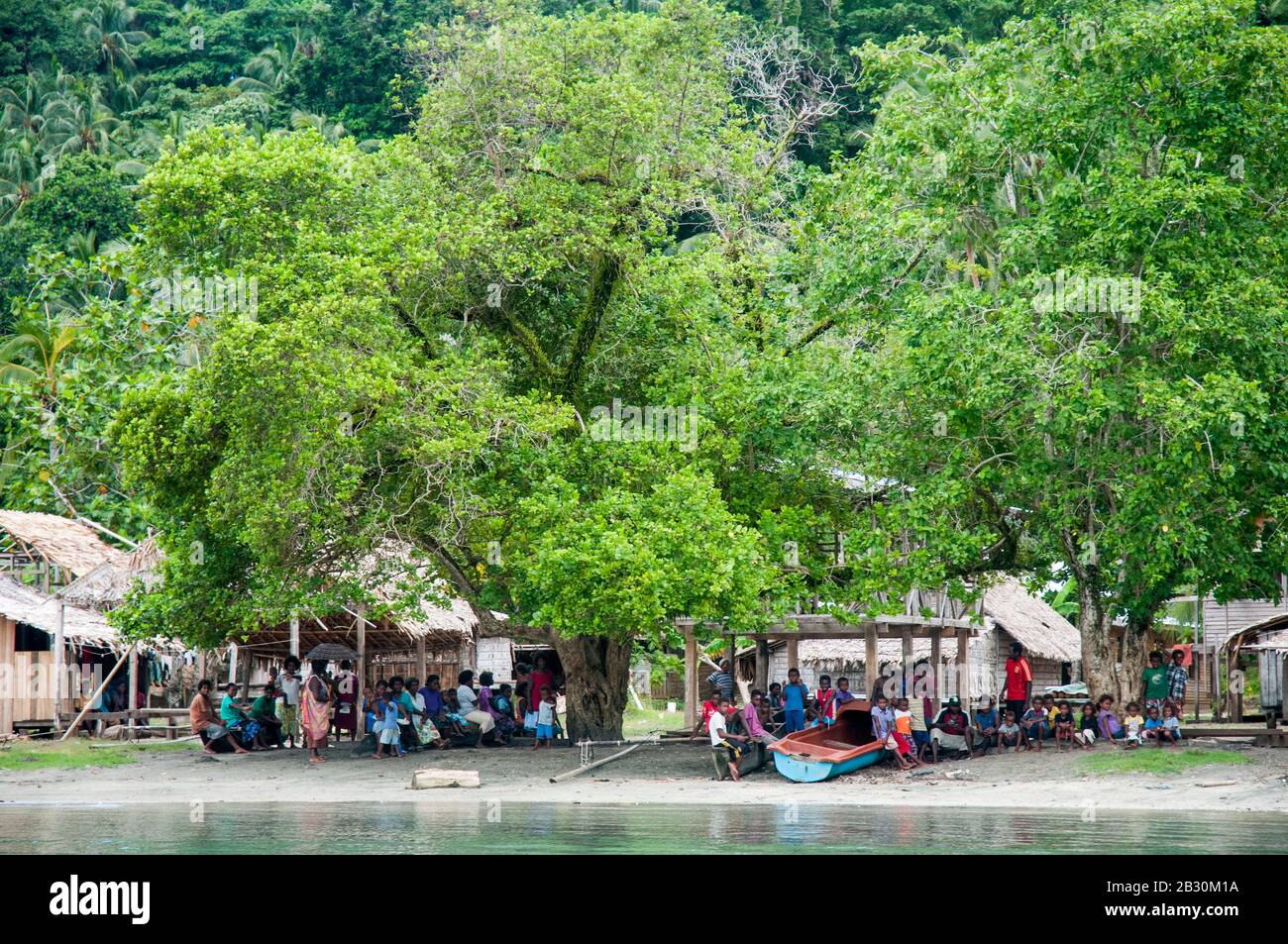 Dorfbewohner auf Makira (Cristobal) Island, Makira-Ulawa-Provinz, Salomonen warten auf die Ankunft einer Shore-Party von einer Expeditionskreuzfahrt. Stockfoto