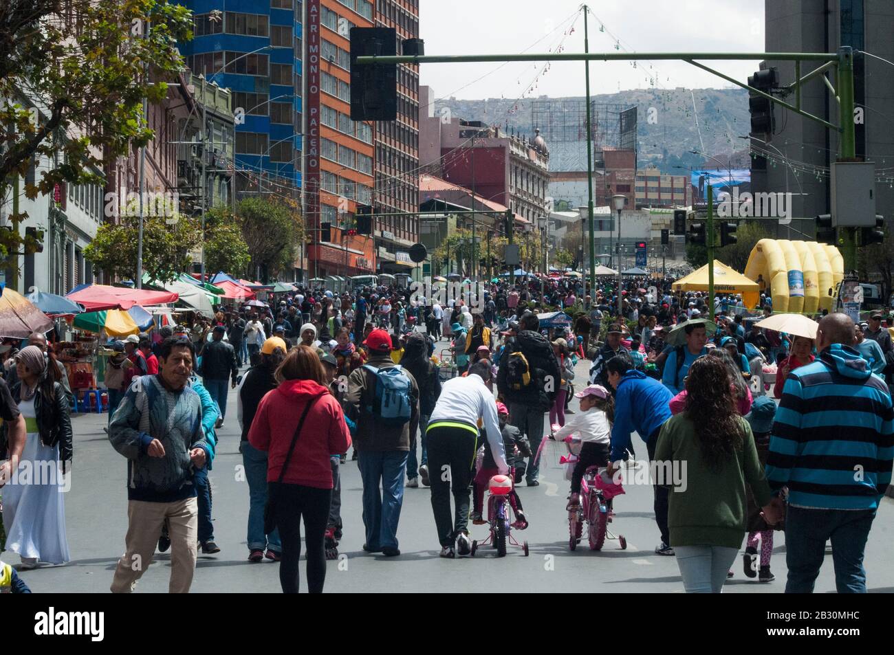Jährliche Fußgänger-Tag am 1. September 2016 in La Paz, Bolivien, mit allen motorisierten Verkehr gesperrt. Stockfoto