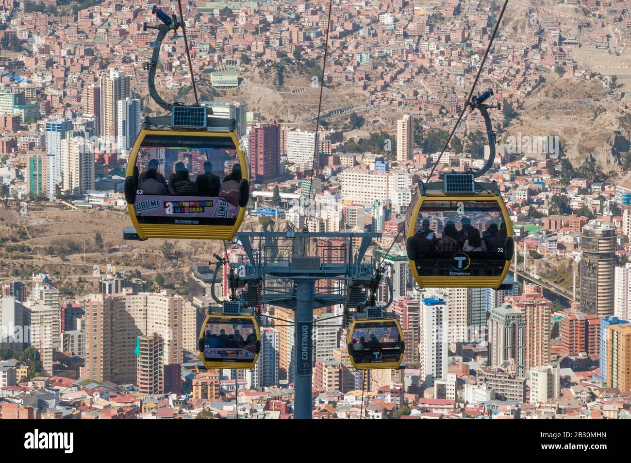 MI Teleferico, das Luftseilbahnsystem, das seit 2014 in der Andenstadt La Paz, der bolivianischen Hauptstadt, betrieben wird Stockfoto