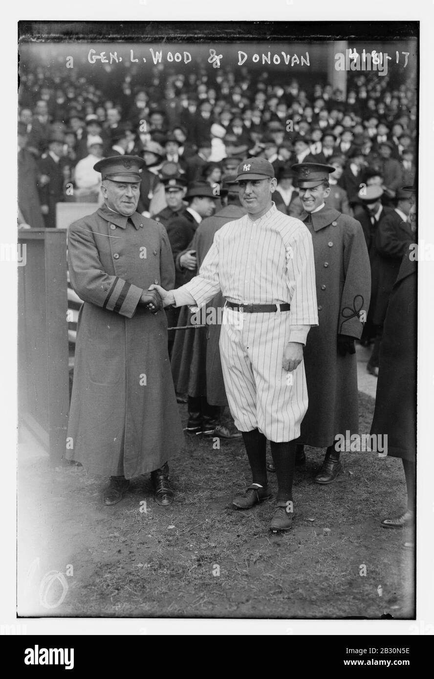 General Leonards Wood & Wild Bill Donovan, Manager, New York AL, auf dem Polo Grounds, New York Stockfoto