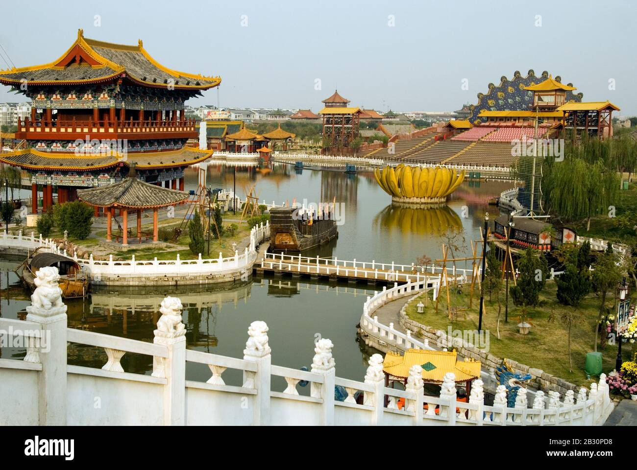 Kaifeng Millenium Park, der die Ära der Song-Dynastie in einer Hafenstadt am Canal Grande nachstellt. Kaifeng, Provinz Henan, China Stockfoto