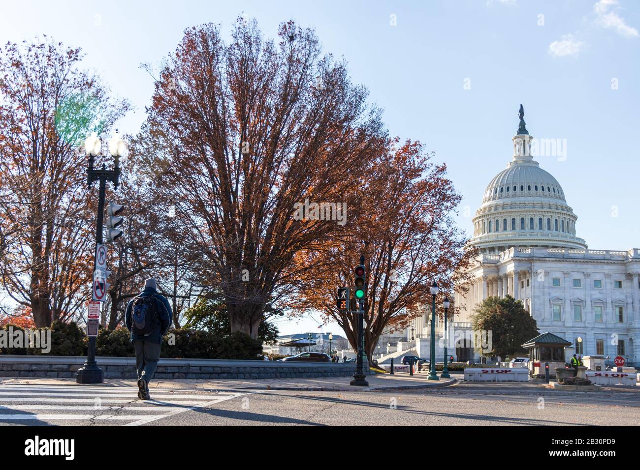 Man überquert Constitution Avenue in Richtung des United States Capital Building an einem sonnigen Tag in Washington. Stockfoto