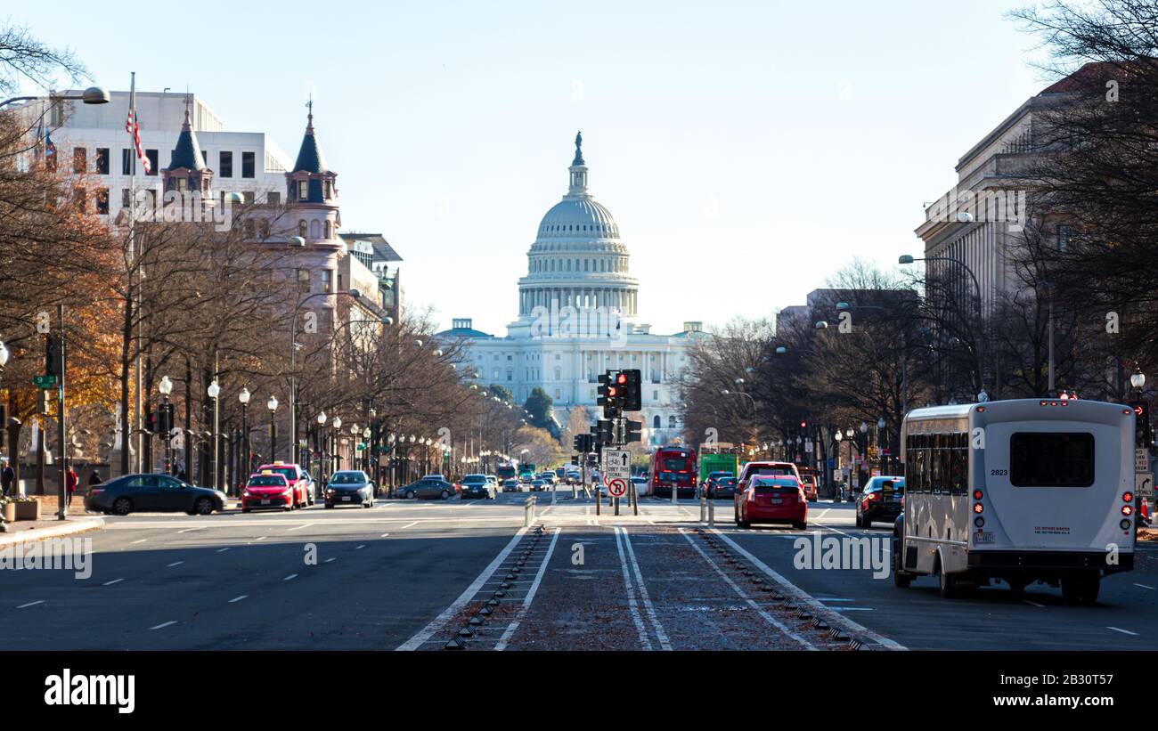 Blick auf die Pennsylvania Avenue zum US Capitol Building am sonnigen Nachmittag in Washington, D.C. Stockfoto