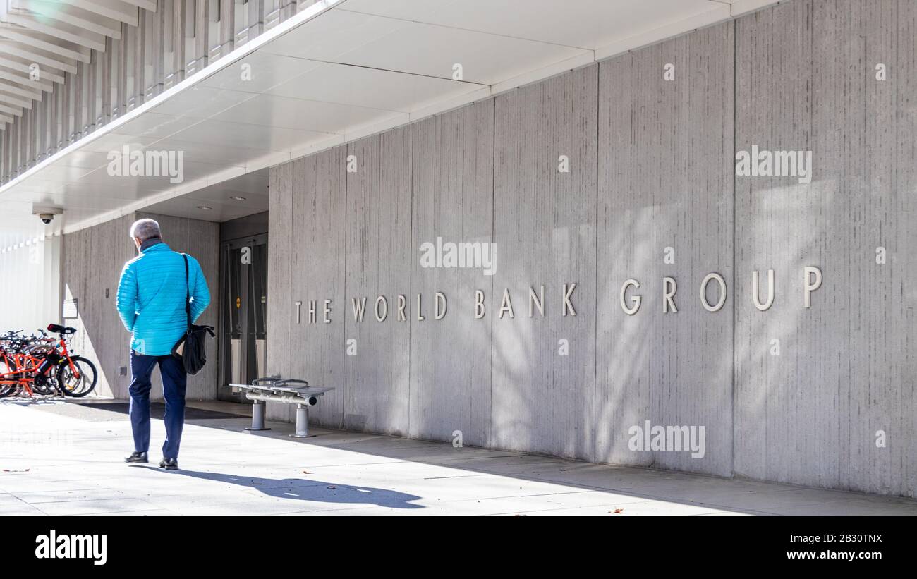 Man geht mit einem Schild für die Weltbankgruppe an ihrem globalen Hauptsitz in Washington, D.C. vorbei Stockfoto