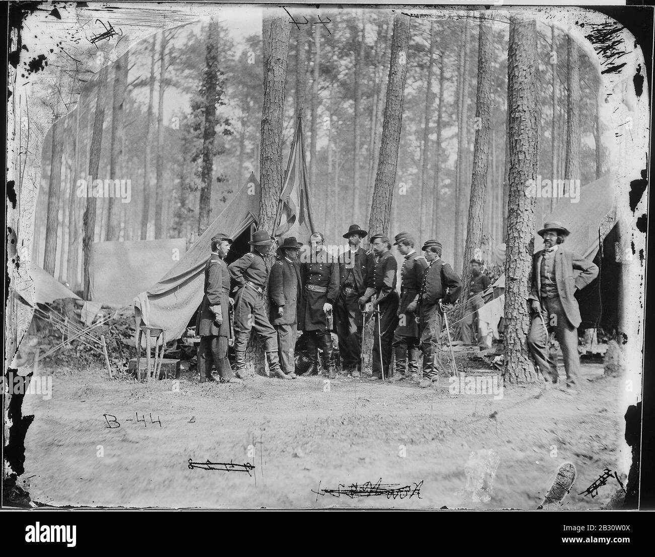 General Robert B. Potter und Mitarbeiter von Sieben, Anerkannt. Kapitän Gilbert H. McKibben, Kapitän Wright, Assistant Adutant General. Auch Herr Brady, Fotograf. (3996052100). Stockfoto