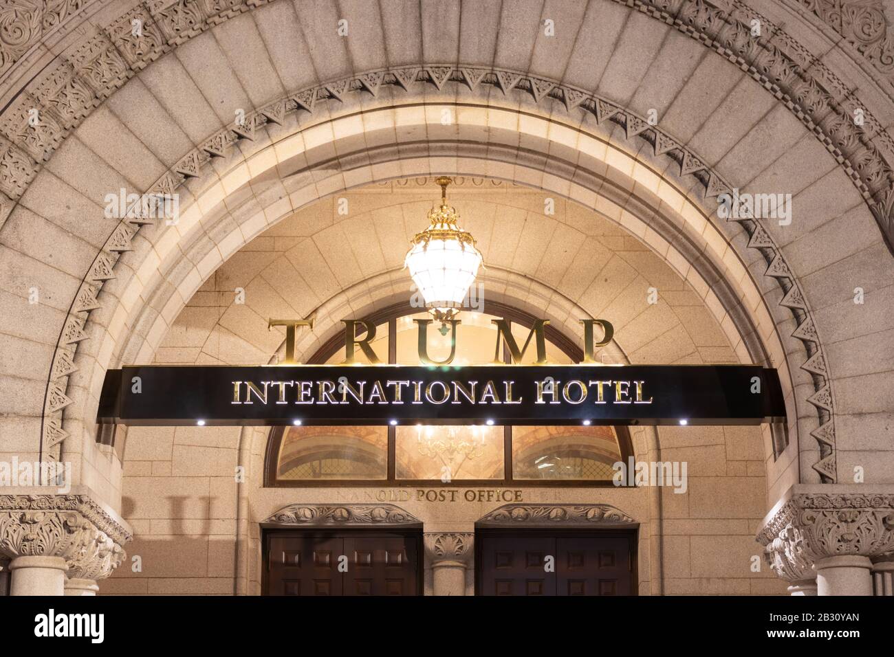 Trump International Hotel melden Sie sich am Eingang des Luxushotels an, einst das Old Post Office an der Pennsylvania Avenue in Washington, D.C. Stockfoto
