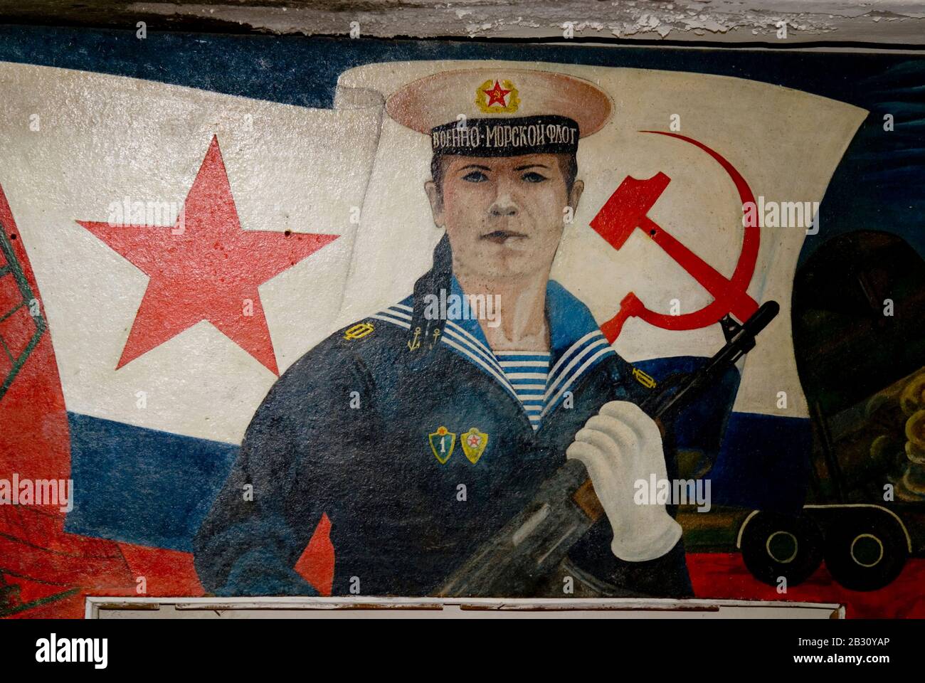 Heroisches Wandbild auf der verlassenen sowjetischen U-Boot-Basis auf Simushir Island, Kuril Islands, Russian Far East Stockfoto