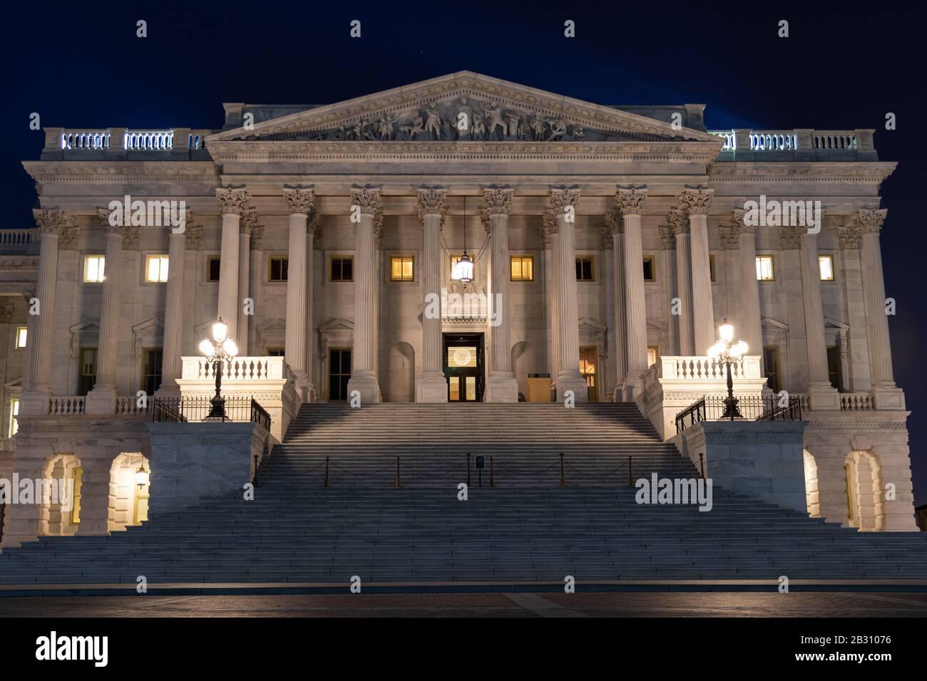Eingang zur US-Senatskammer im US-Kapitolgebäude, nachts zu sehen. Stockfoto