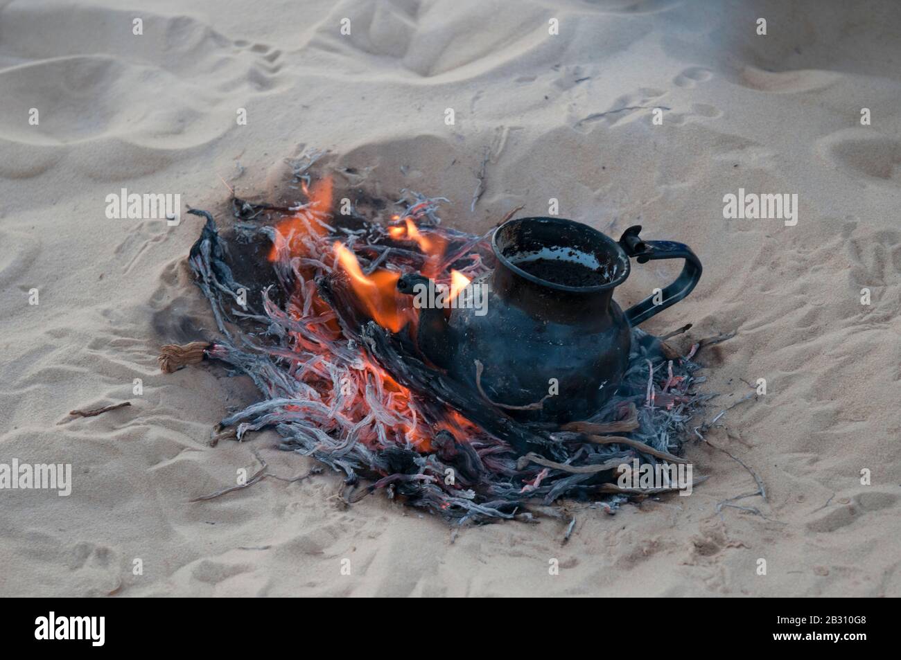 Offroader kochen Tee im Großen Sandmeer rund um die Oase Siwa, Ägypten Stockfoto