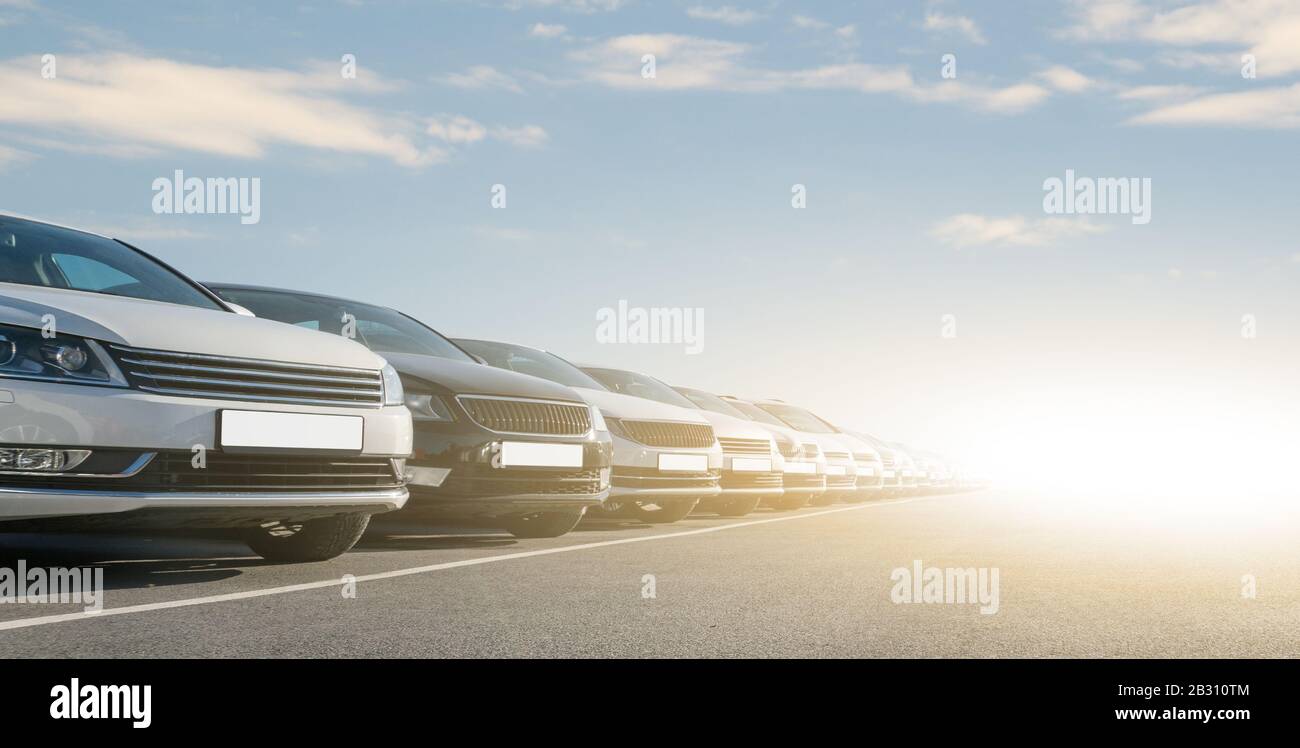 Autos in einer Reihe. Gebrauchtwagenverkauf Stockfoto Autos in einer Reihe. Gebrauchtwagenverkauf Stockfoto